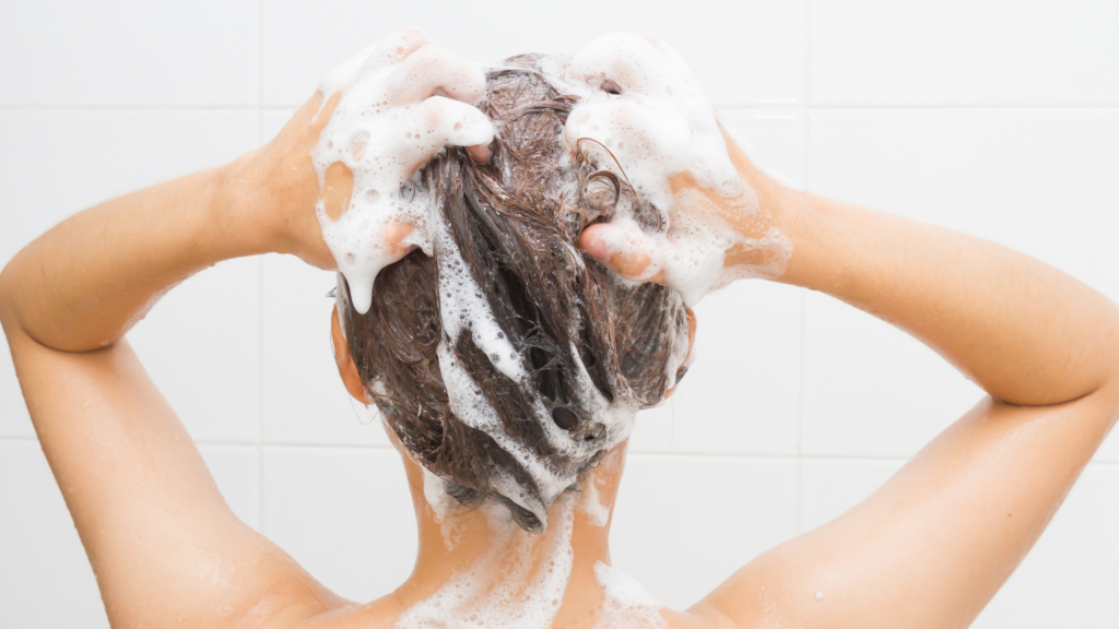 Cheveux gras comment réussir à espacer ses shampoings naturellement ? Cosmétiques en cuisine